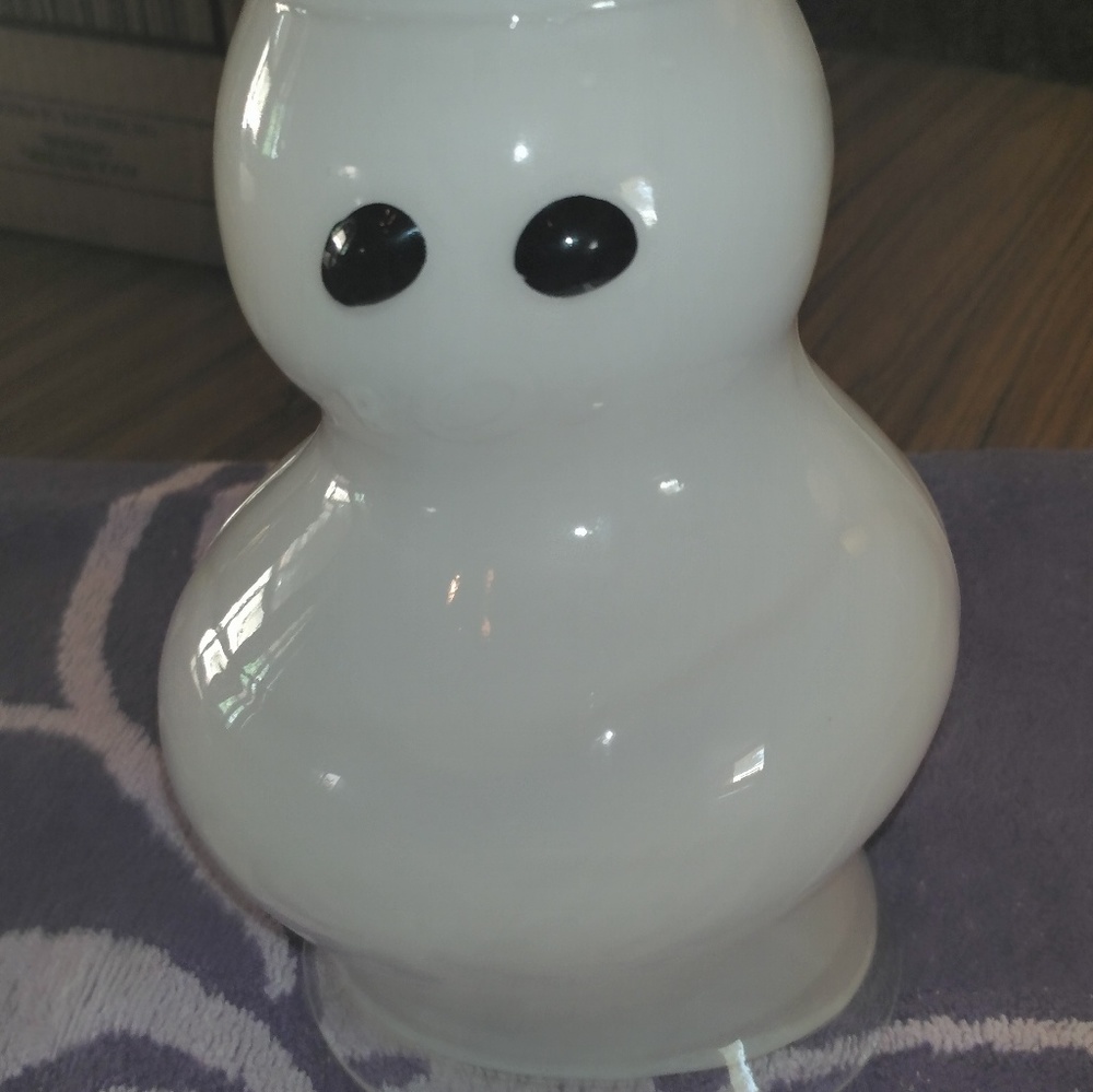 Ghost vase mouth detail is white.